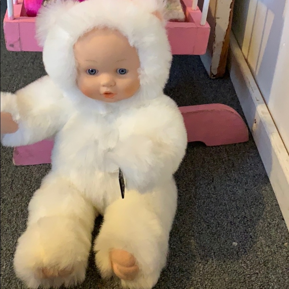 A baby doll/stuff animal I don’t know ???